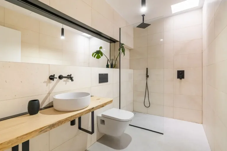 Baño moderno con ducha de efecto lluvia