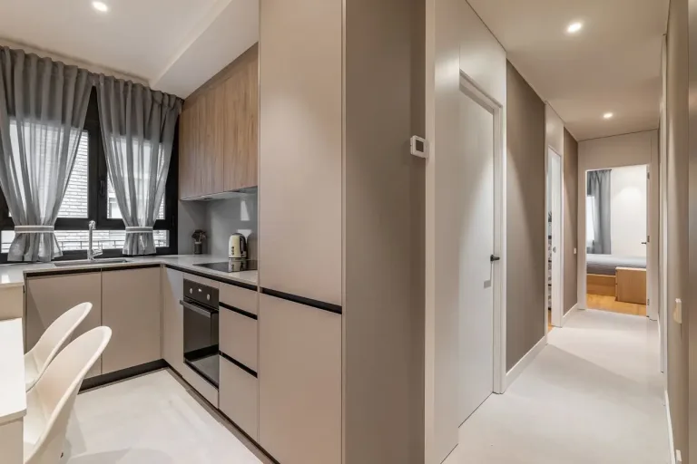 Cocina elegante con ventana y tonos neutros
