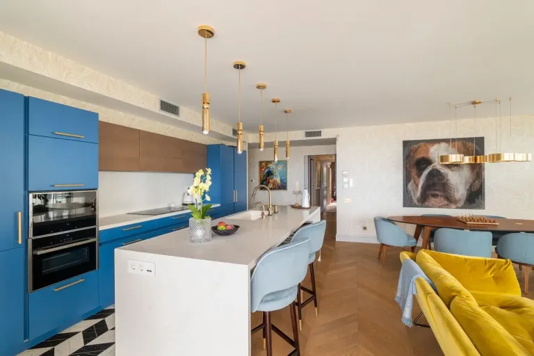 Cocina moderna con detalles azules y dorados