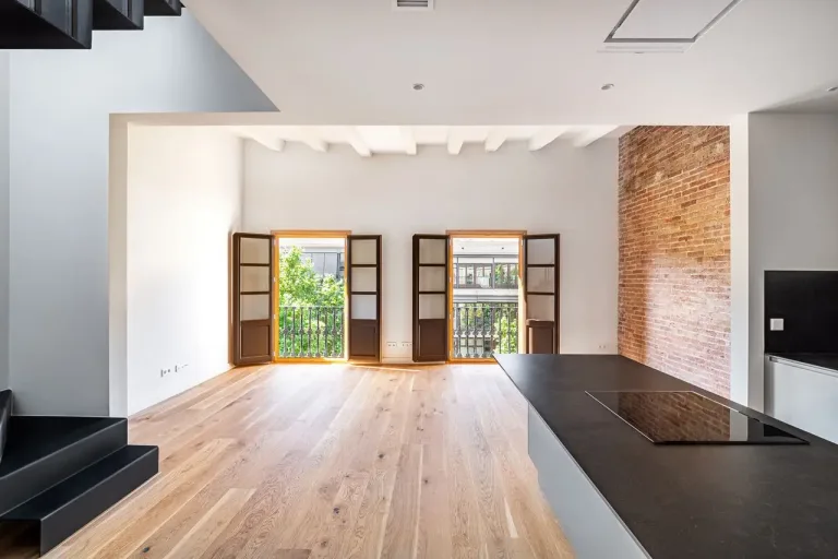Cocina moderna con isla central y ladrillo visto