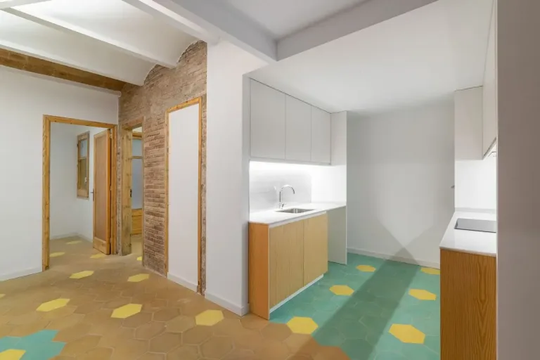 Cocina moderna con suelo de baldosas geométricas