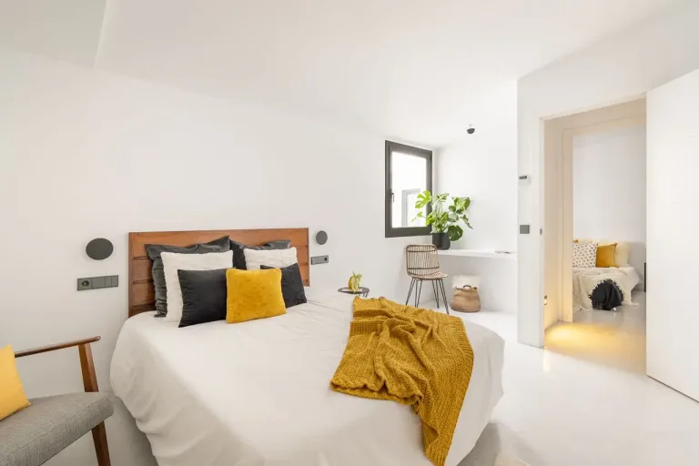 Dormitorio acogedor con detalles amarillos