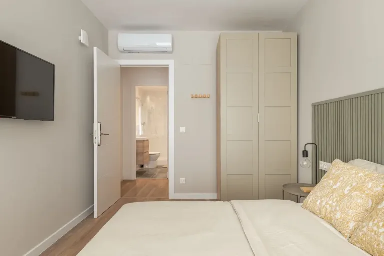 Dormitorio minimalista con baño adjunto