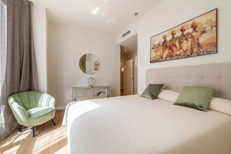 Habitación elegante con decoración clásica y moderna