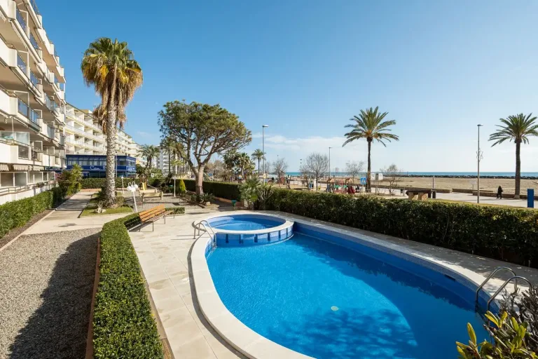 Piscina comunitaria cerca de la playa