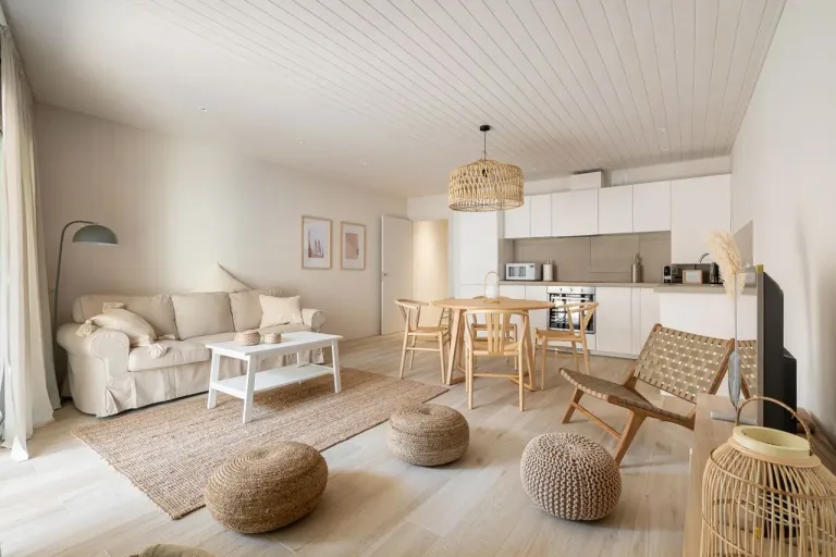 Sala con decoración natural y tonos beige