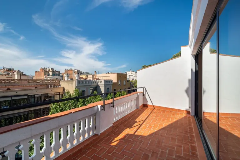 Terraza amplia con vistas a la ciudad y mobiliario exterior