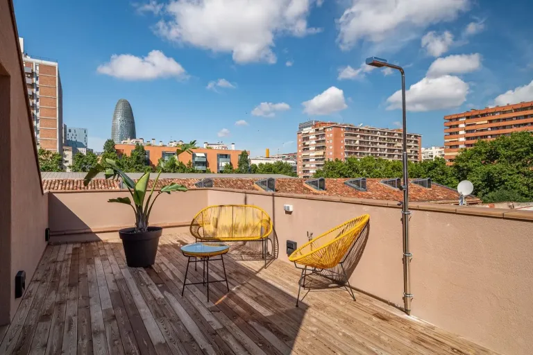 Terraza urbana con vista a la Torre Agbar