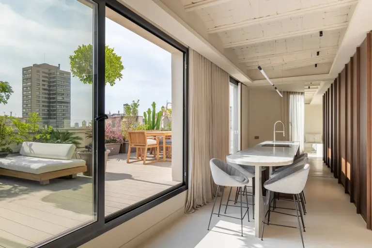 Un comedor con terraza espaciosa y soleada
