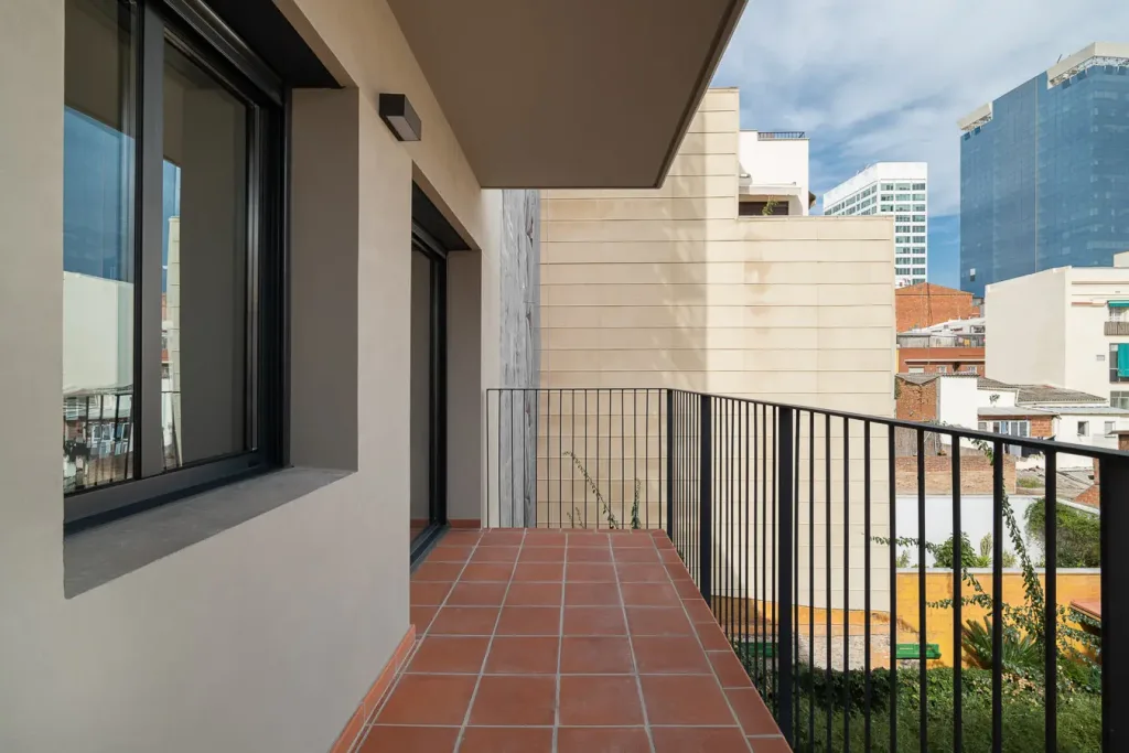 balcón con vista urbana y suelo de baldosa