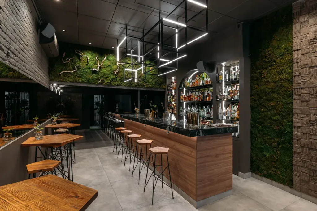 bar con iluminacion de neon y paredes con vegetacion
