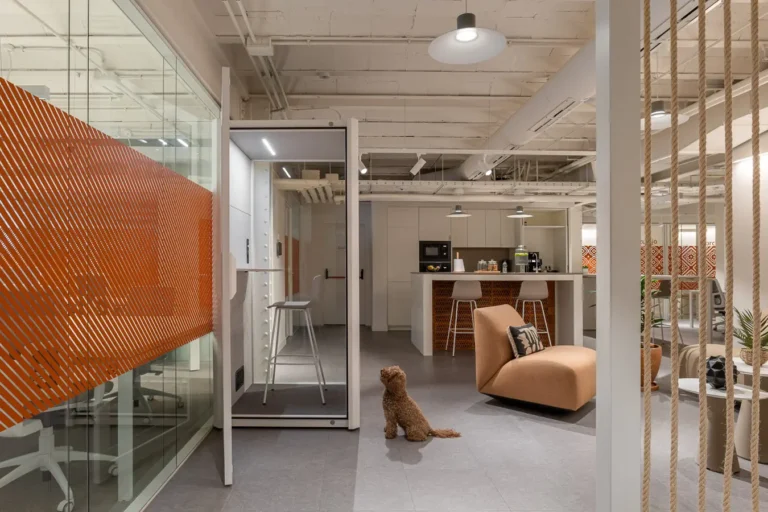 Fotografía de muebles de oficina en un coworking de Barcelona