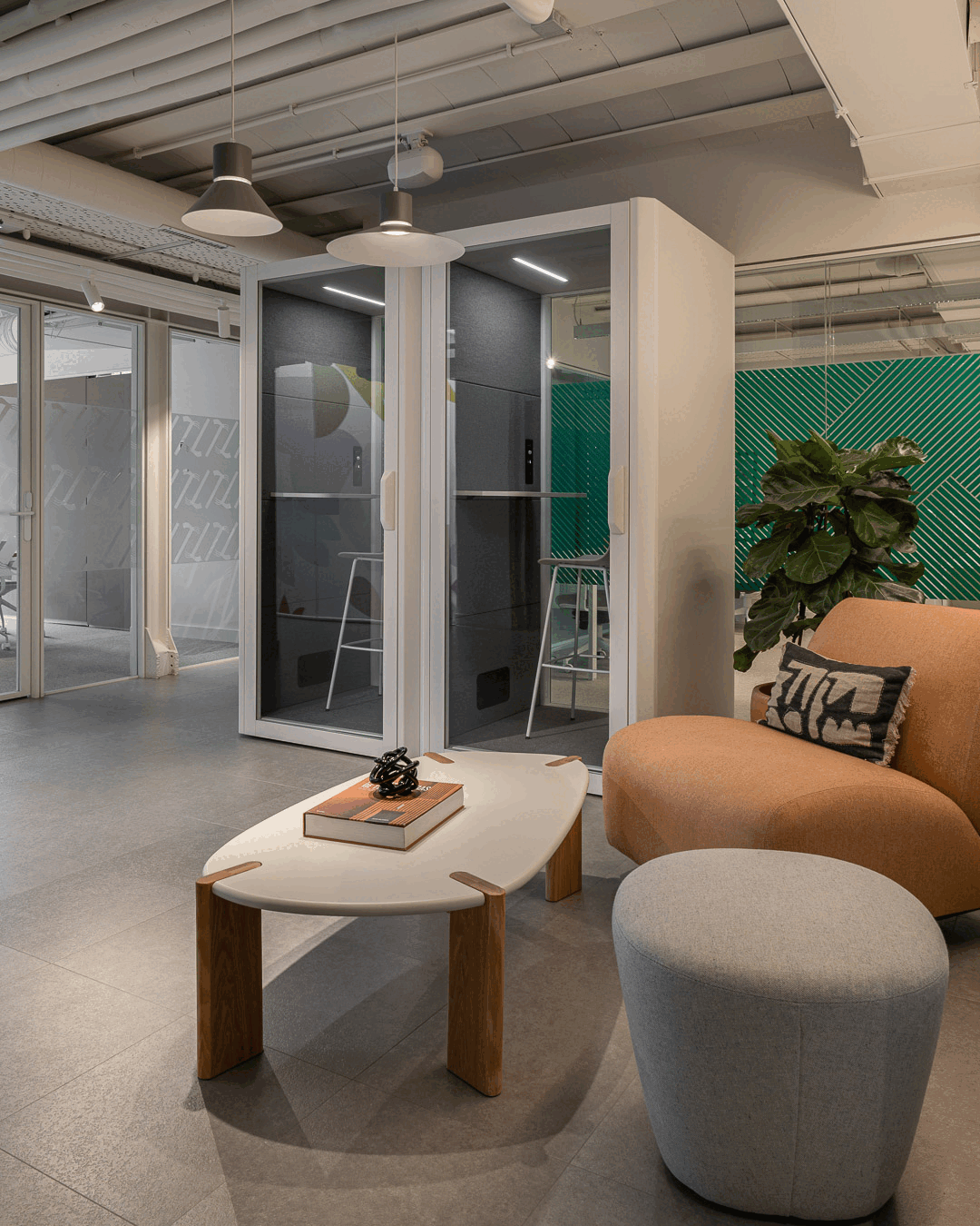 cabina telefonica con puertas y cerradas