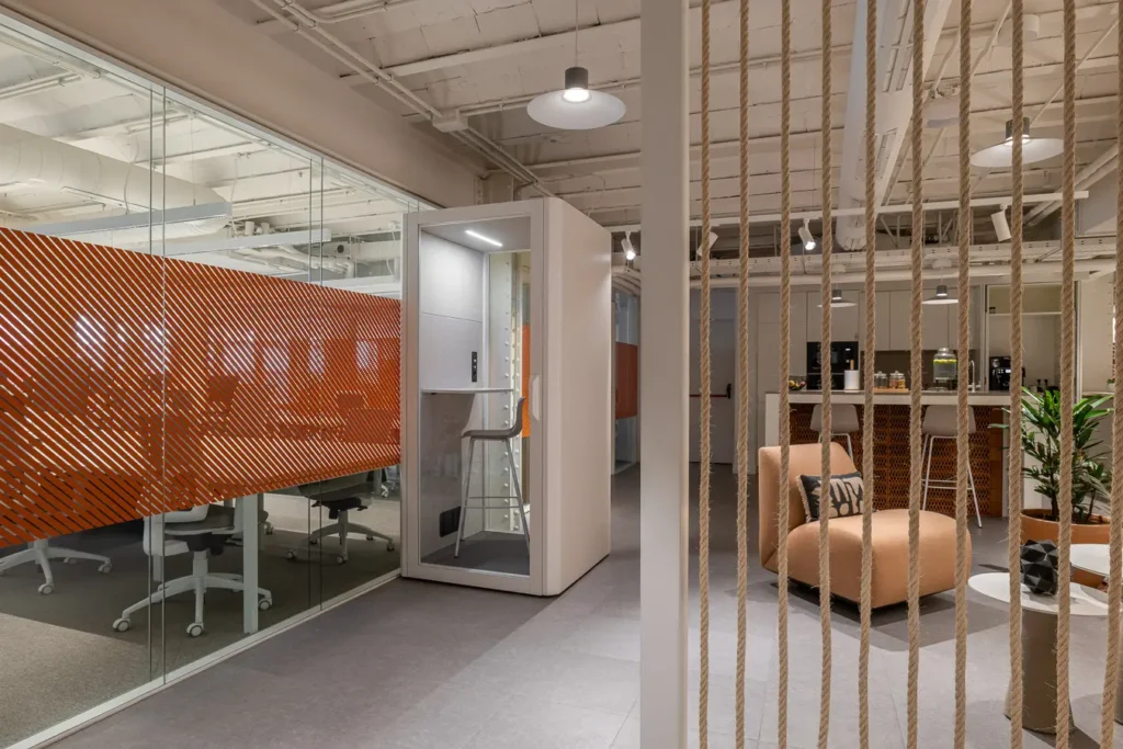 cabina telefonica en oficina con vidrio y detalles naranjas