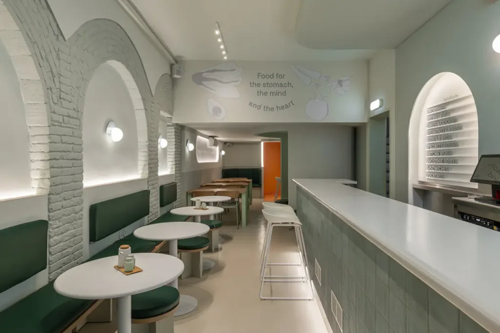 cafeteria moderna con mesas y barra de servicio