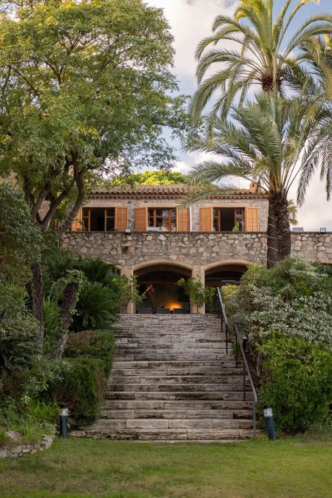 casa rustica con escalera y jardin