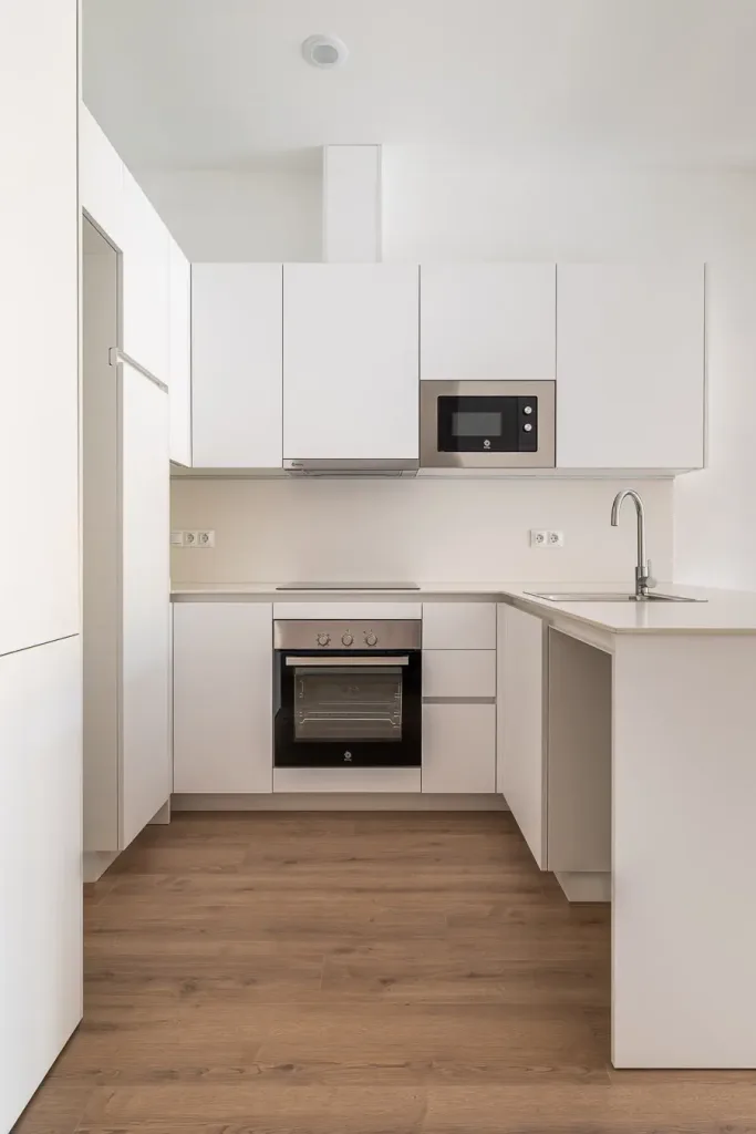 cocina contemporánea blanca con electrodomésticos modernos