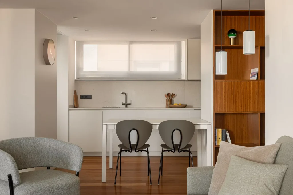 cocina integrada con comedor y estanteria madera