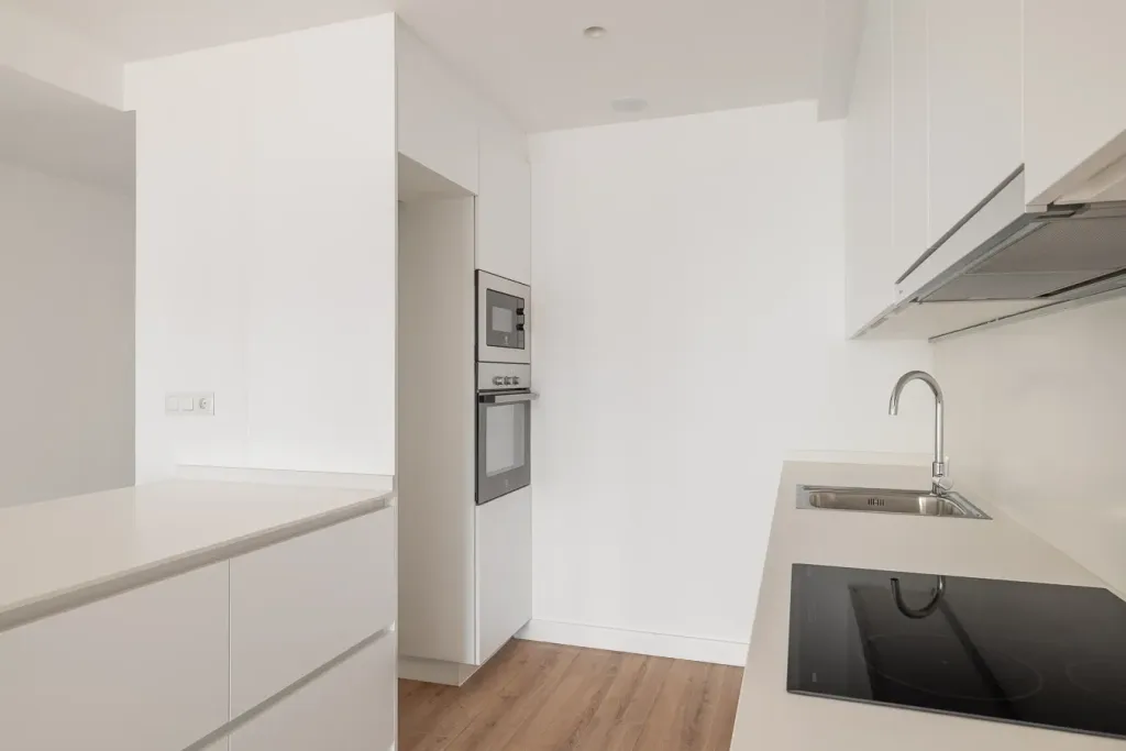cocina minimalista con horno y microondas empotrados
