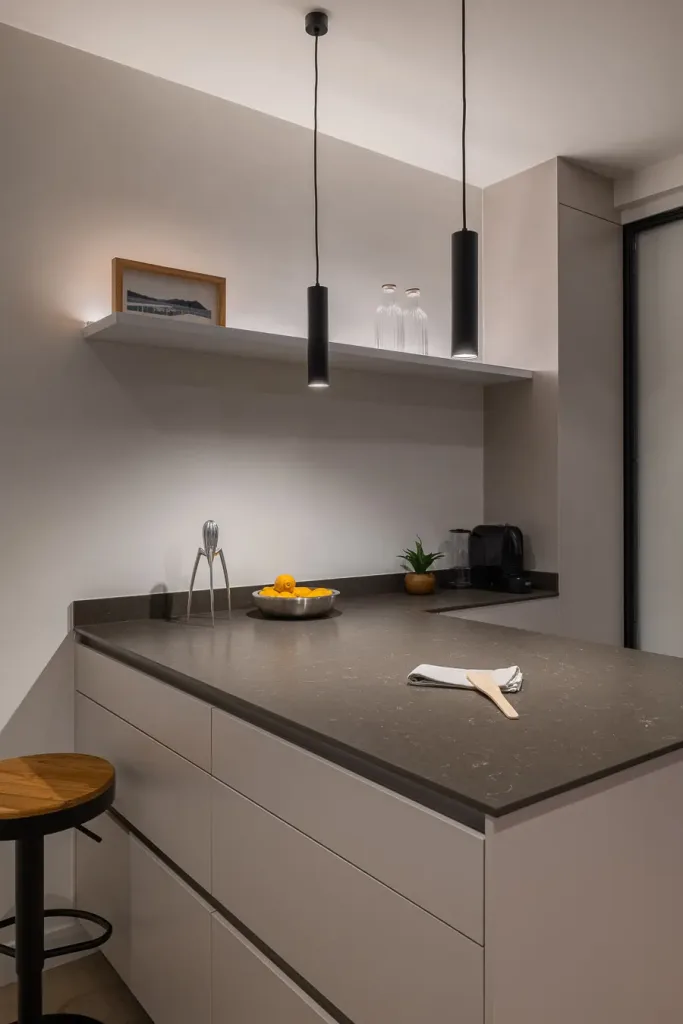 cocina estilosa con barra desayunadora y accesorios contemporaneos