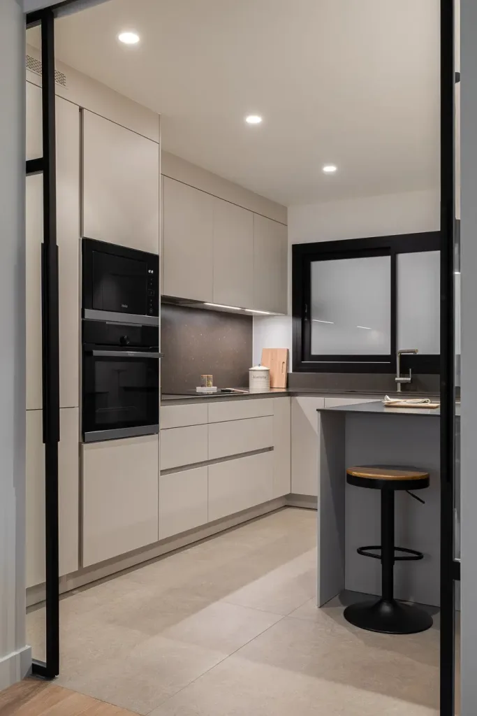 cocina moderna con armarios blanco hueso y accesorios negros