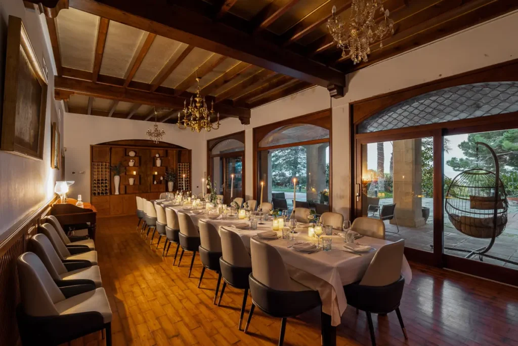 comedor decorado con mesa para evento
