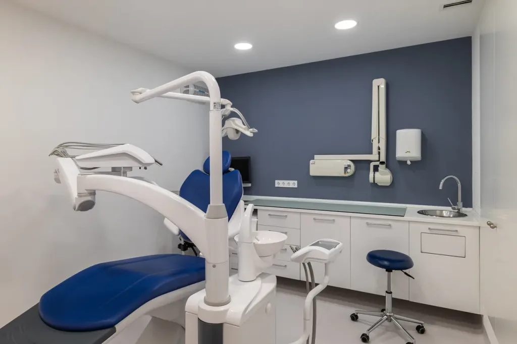 consultorio dental moderno con silla y equipamiento a 1280px