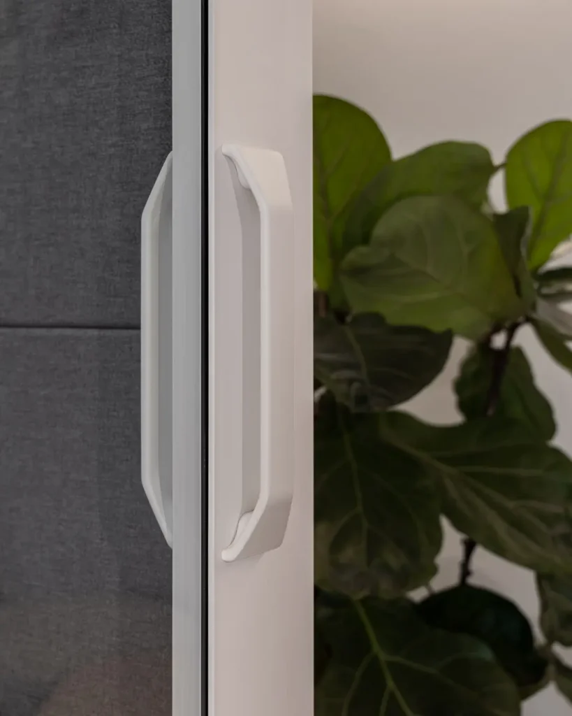 detalle de manija de puerta en cabina telefonica de oficina