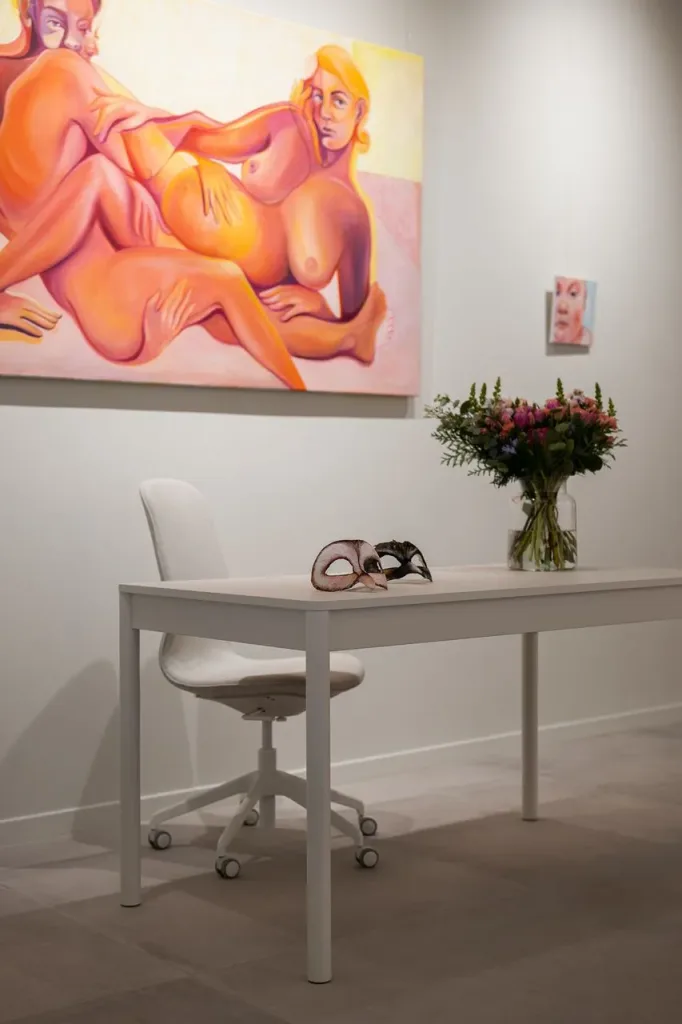 detalle de pinturas de figuras humanas en una exhibición