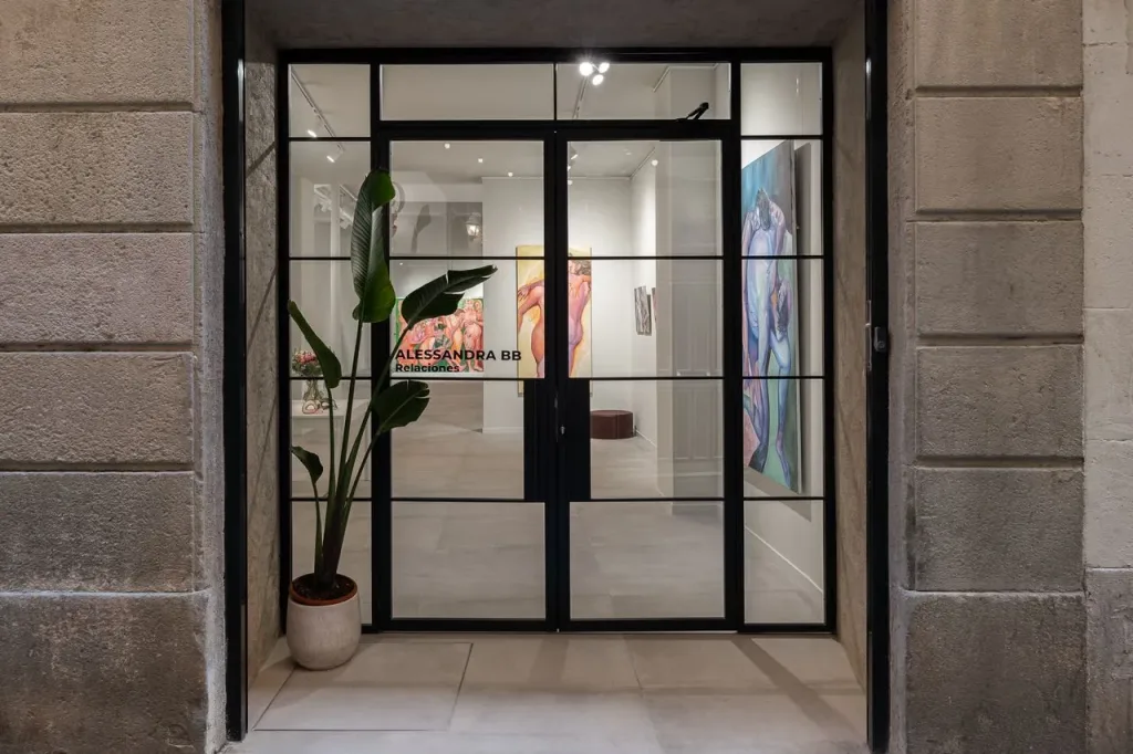 entrada de galería con exhibición de arte