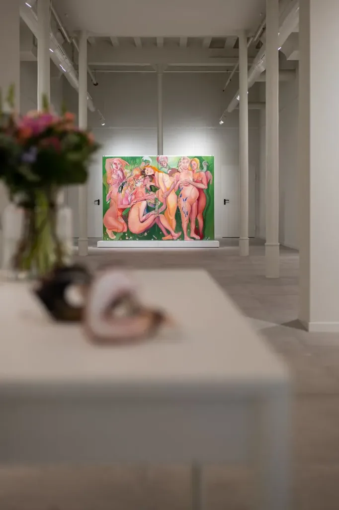 entrada de galería de arte con pintura de figuras humanas