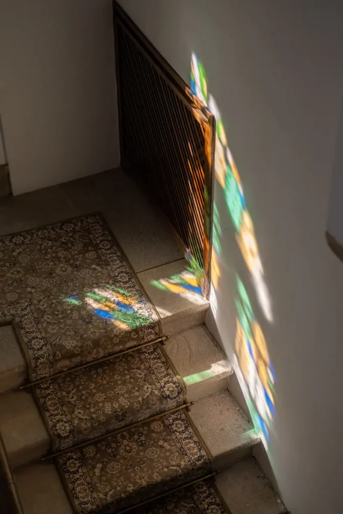 escalera con reflejos de luz colorida