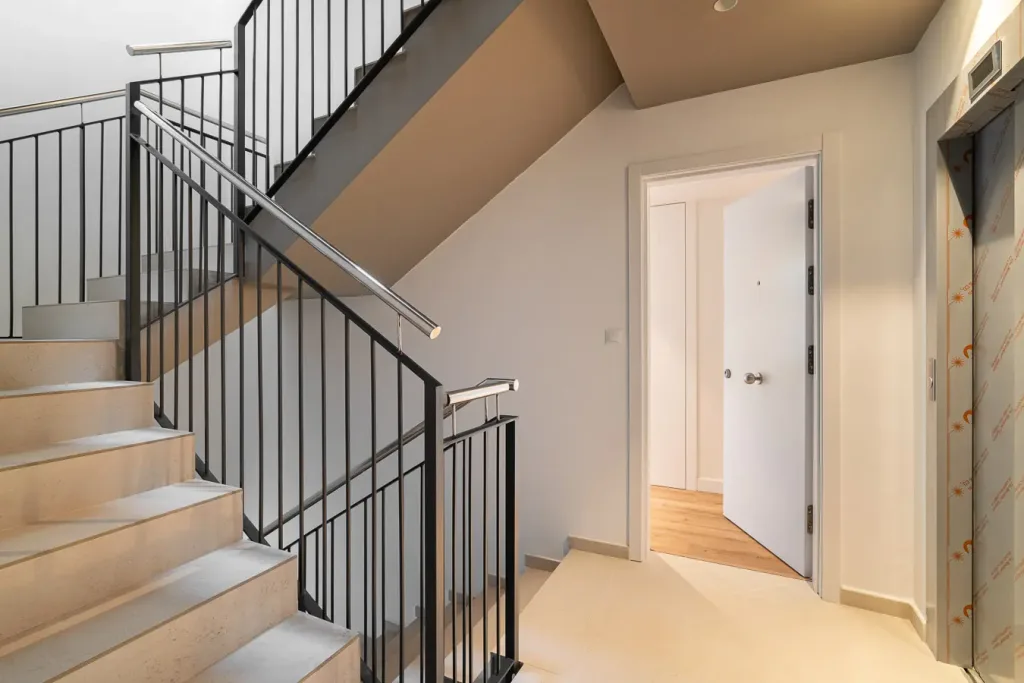 escalera moderna con barandilla de metal y peldaños de piedra