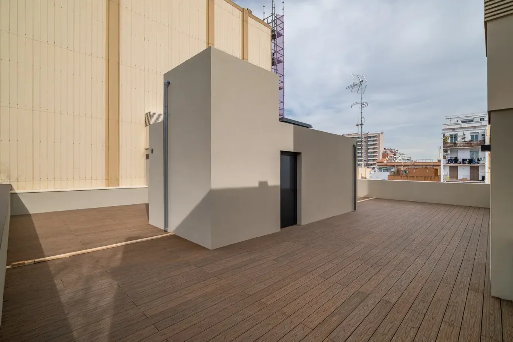 espacioso balcón con suelo de madera y vistas a la ciudad