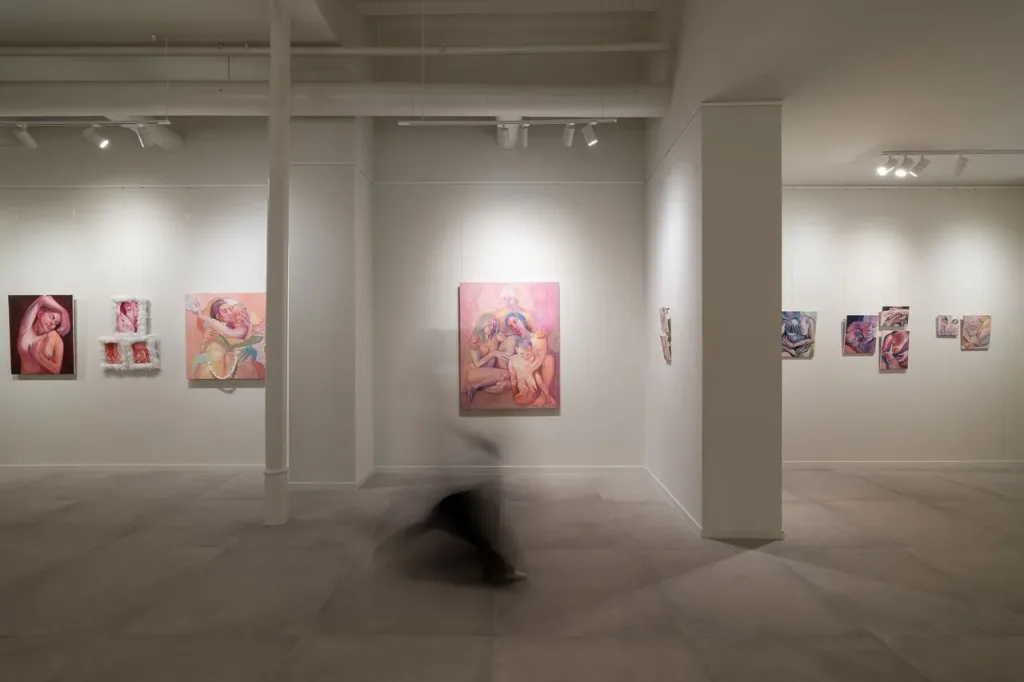 exposición de arte con enfoque en cuerpos humanos