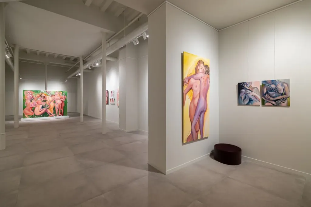 galería de arte con figuras humanas en colores brillantes