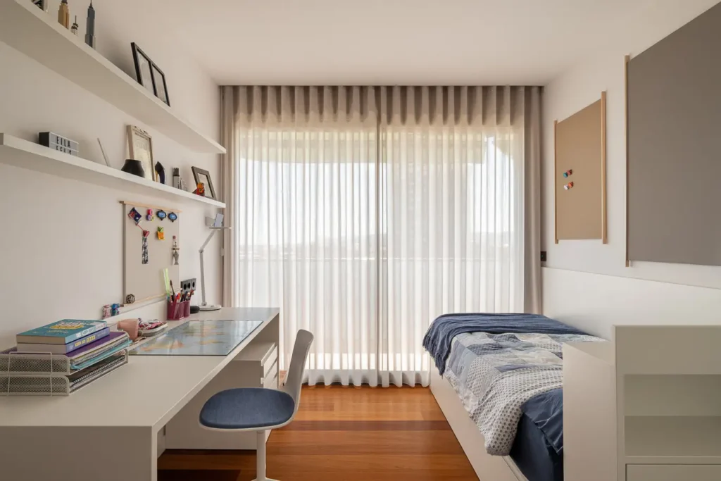 habitacion infantil con escritorio y cama individual