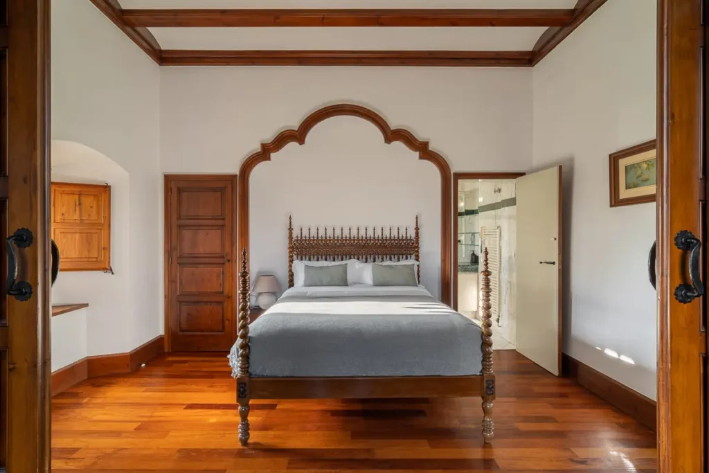 habitacion principal con cama clasica