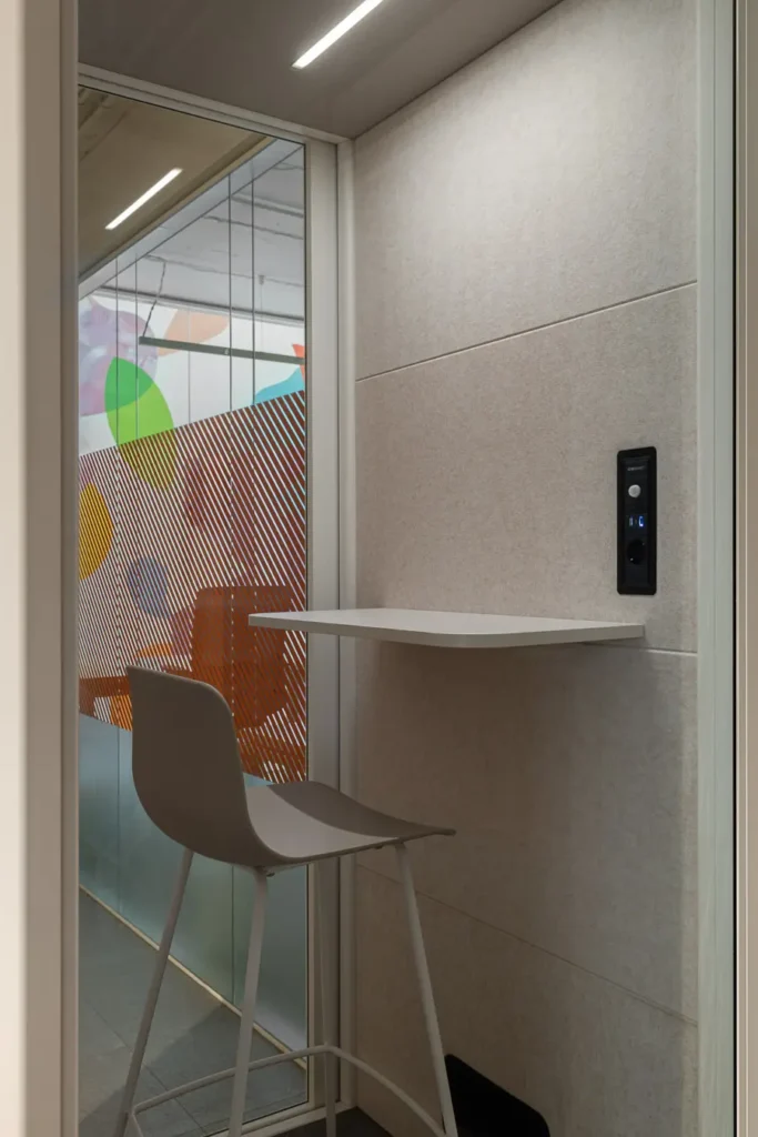 interior de cabina telefonica con decoracion colorida