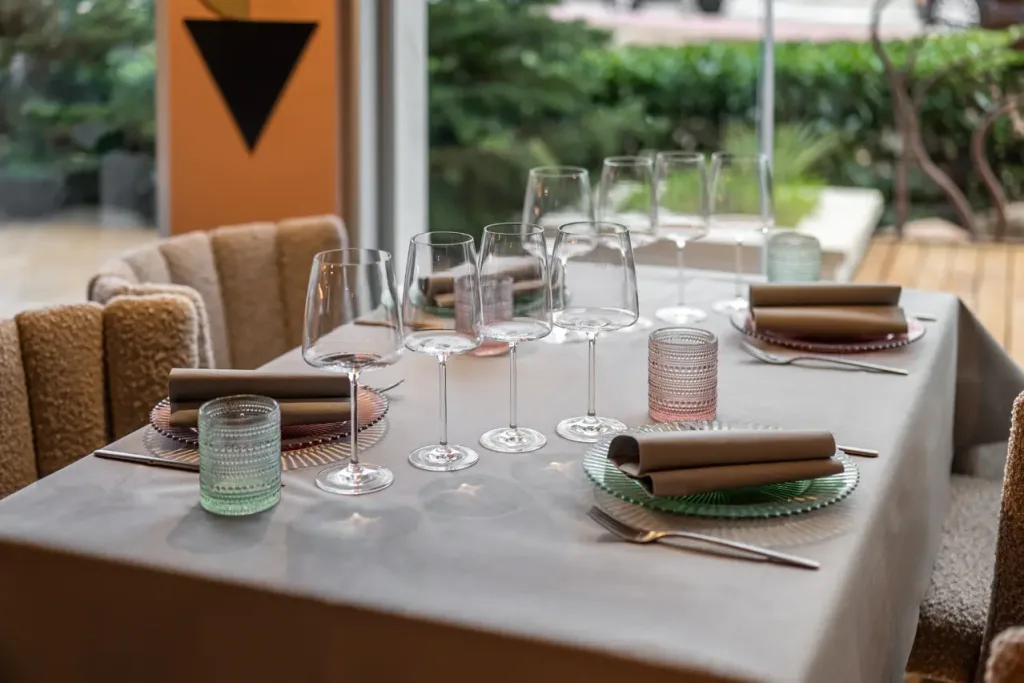 interior de restaurante elegante con mesas puestas