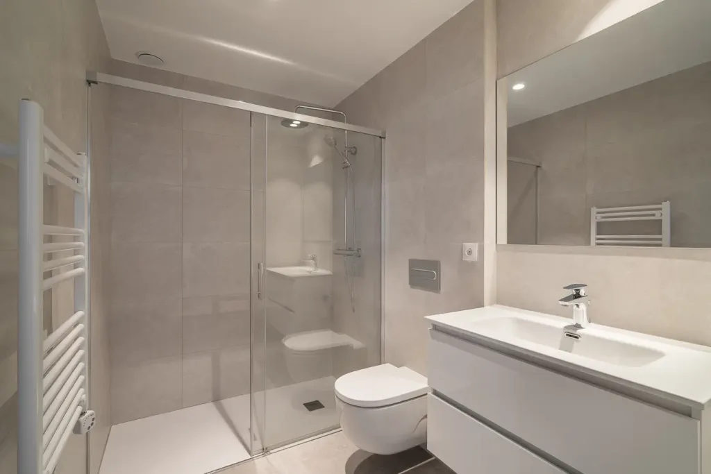 interior moderno de baño con ducha