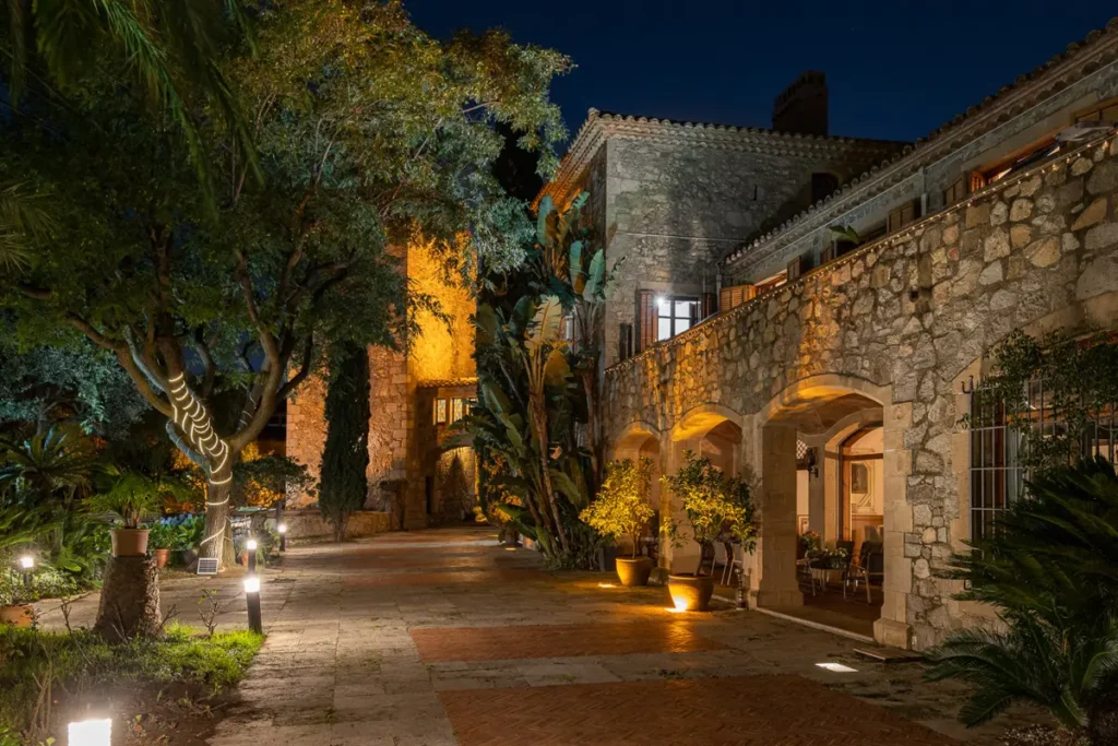 jardin y casa iluminados de noche