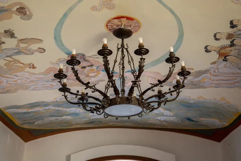 lámpara de arana con techo decorado