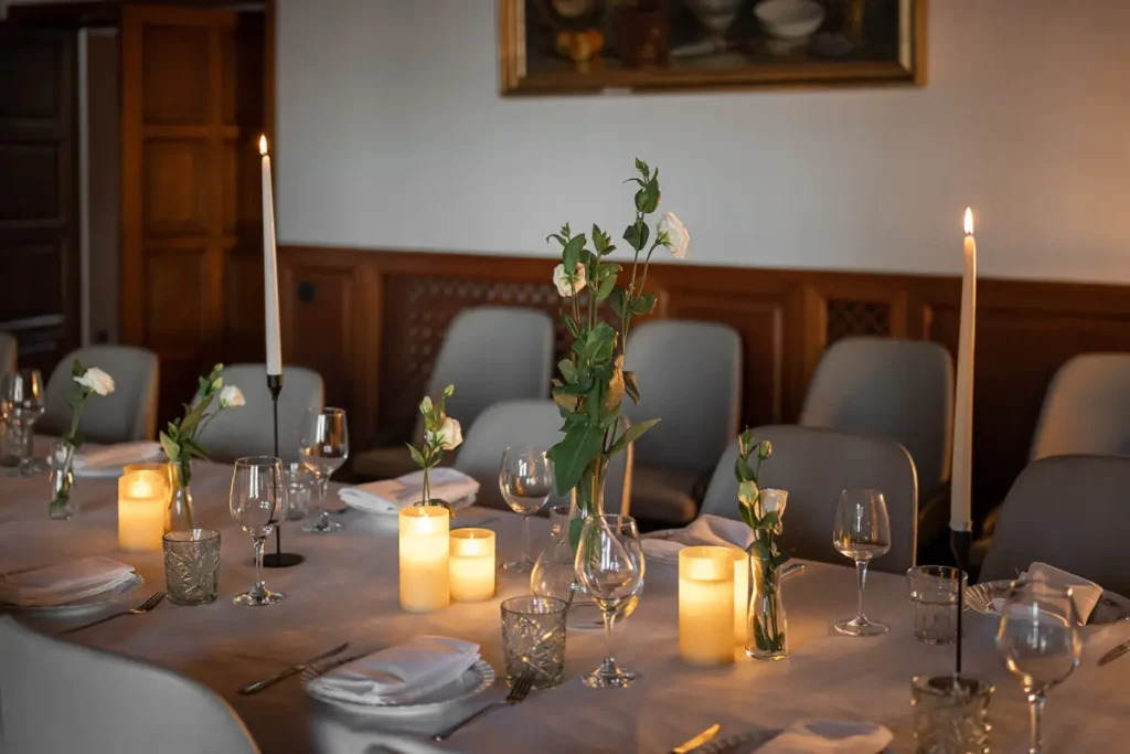 mesa decorada con velas y flores