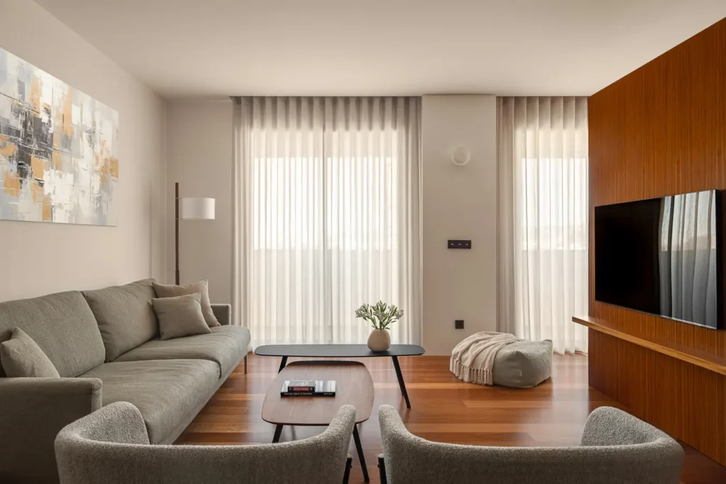 pasillo con revestimiento madera y reloj pared