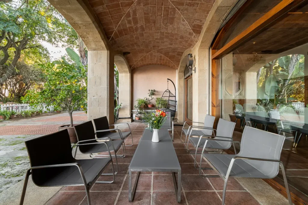patio con sillas mesa y flores
