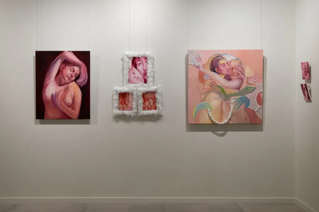 pinturas artísticas de figuras humanas en una galería