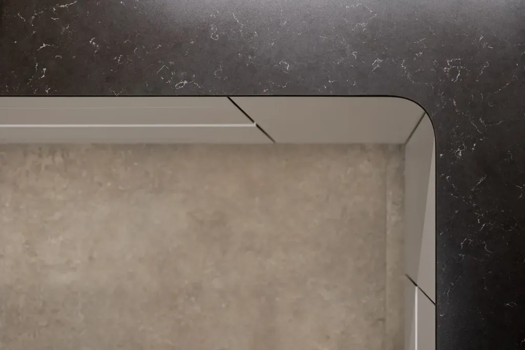 primer plano de encimera oscura con textura en cocina sofisticada