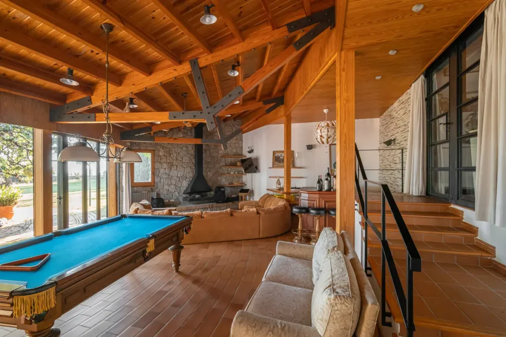 sala con billar y chimenea en madera