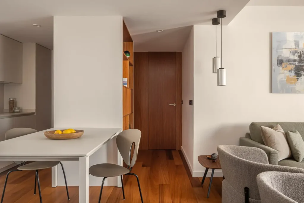 sala estar luminosa con sofa y tv en panel madera